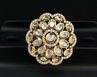 Anillo llamativo Kundan con circonitas cúbicas: Joyería Bollywood Jadau dorada