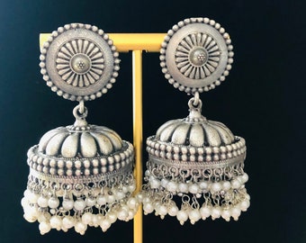Brincos Jhumka em prata oxidada, estilo étnico indiano.