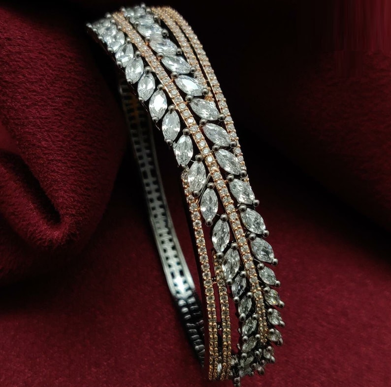 Puede incluir: Un brazalete de plata y oro rosa con un dise&ntilde;o de diamantes de forma marquesa engastados en filas. Los diamantes est&aacute;n dispuestos en forma de hoja.