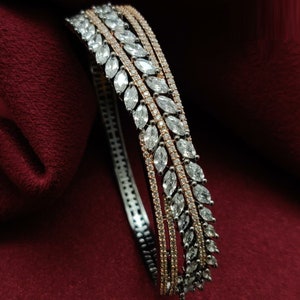 Puede incluir: Un brazalete de plata y oro rosa con un dise&ntilde;o de diamantes de forma marquesa engastados en filas. Los diamantes est&aacute;n dispuestos en un patr&oacute;n de hoja.
