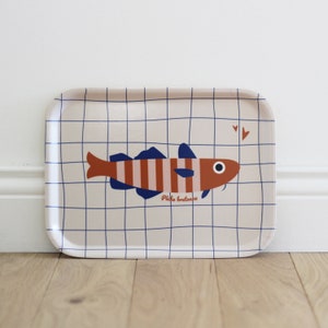 Peut inclure: Un plateau de service rectangulaire avec un fond blanc et un motif de grille bleue. Un poisson de dessin animé avec des rayures orange et roses est au centre du plateau. Le texte "Pêche bretonne" est imprimé sous le poisson.