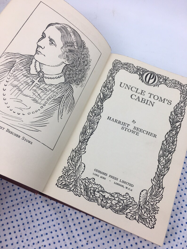 K&ouml;nnte beinhalten: Eine Schwarzwei&szlig;illustration von Harriet Beecher Stowe, der Autorin von "Onkel Toms H&uuml;tte". Die Illustration ist mit einem dekorativen Rahmen aus Bl&auml;ttern und Blumen verziert. Der Titel des Buches, "Onkel Toms H&uuml;tte", ist in gro&szlig;en Buchstaben unter der Illustration gedruckt. Der Name der Autorin, "Harriet Beecher Stowe", ist unter dem Titel gedruckt.