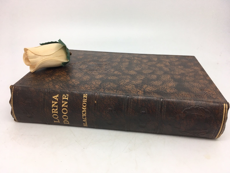 以下が含まれることがあります： 背表紙に「Lorna Doone」と「Blackmore」という金色の文字が書かれた、茶色の革張り本です。