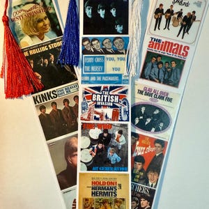 Puede incluir: Un marcapáginas con portadas de álbumes de populares bandas de rock británicas de la década de 1960, incluyendo The Beatles, The Rolling Stones, The Animals, The Kinks, Gerry and the Pacemakers, The Who y Herman's Hermits.