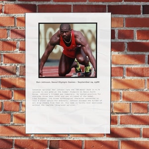 Könnte beinhalten: Ein Schwarzweißfoto eines männlichen Athleten in einem rot-weißen Trikot, der an der Startlinie eines Laufwettbewerbs kniet. Das Foto ist mit "Ben Johnson, Olympische Spiele Seoul - 24. September 1988" beschriftet. Die Bildunterschrift fährt fort mit einer Beschreibung von Johnsons 100-Meter-Laufsieg und seiner anschließenden Disqualifikation wegen Steroidgebrauchs.