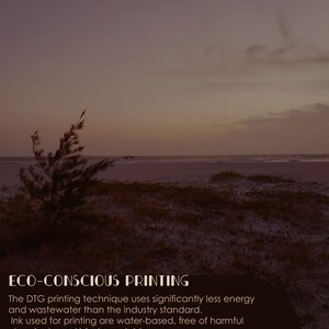 K&ouml;nnte beinhalten: Ein Landschaftsbild eines Strandes in der Abendd&auml;mmerung mit einer dunkelbraunen &Uuml;berlagerung, die den Text enth&auml;lt: ECO-CONSCIOUS PRINTING. Das DTG-Druckverfahren verbraucht deutlich weniger Energie und Abwasser als der Industriestandard. Die f&uuml;r den Druck verwendeten Tinten sind wasserbasiert, frei von sch&auml;dlichen Chemikalien und biologisch abbaubar. Die Designs werden auf Bella Canvas-Shirts gedruckt, die WRAP-zertifiziert f&uuml;r &ouml;kologisches und soziales Bewusstsein sind!