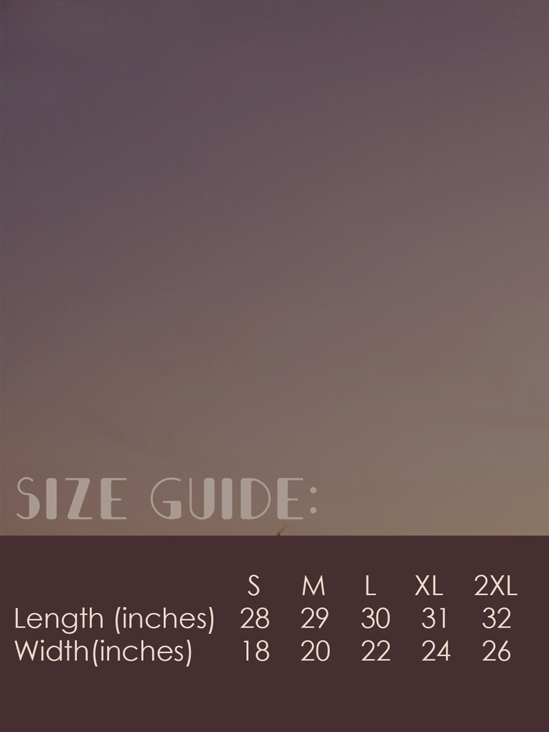 K&ouml;nnte beinhalten: Eine Gr&ouml;&szlig;entabelle mit dunkelbraunem Hintergrund und hellem Text. Sie listet die Gr&ouml;&szlig;en S, M, L, XL und 2XL mit den entsprechenden L&auml;ngen- und Breitenma&szlig;en in Zoll auf. Die L&auml;nge reicht von 28 bis 32 Zoll und die Breite von 18 bis 26 Zoll.