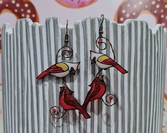 Boucles d'oreilles cardinales en résine de style vitrail peintes à la main.