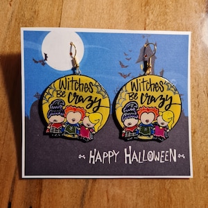 Pendientes de resina estilo vitral pintados a mano con la frase Halloween Witches Be Crazy.