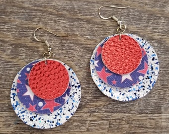 Boucles d’oreilles en faux cuir rouge, blanc et bleu avec du matériel Sterling Silver