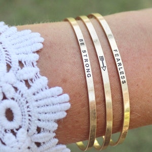 Be Strong Fearless Öppen Manschett / Armband Armring / Pil / Graverad / Sliten Guld eller Silver / Boho / Boho / Gåvor till henne / Armbandsstång