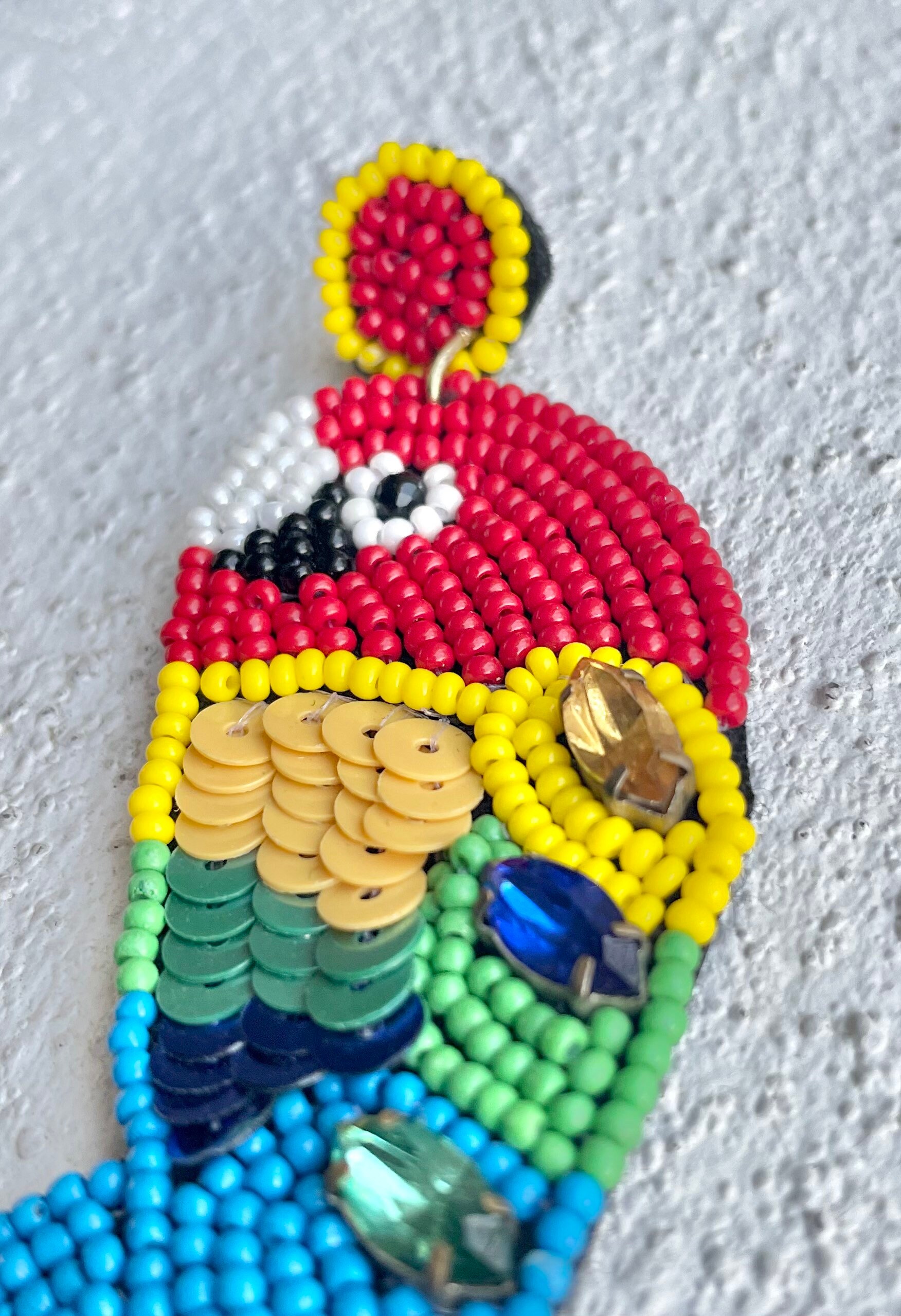 Orecchini Lunghi Pappagallo Arcobaleno Cristallo E Strass &ndash; Placcati Oro Giallo Bahati