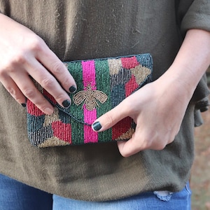 Bolso clutch de abeja de camuflaje / Mini o grande / Cierre rápido / Cuentas de semillas / Regalos para ella / Único / Abeja reina / Verde oro rosa camuflaje