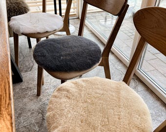 Handgemaakte stoelhoes schapenvacht: rond wollen zitkussen, biologisch woondecoratie