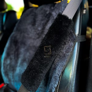 Copri cintura di sicurezza in vera pelle di pecora in nero – Universale, comfort di lusso