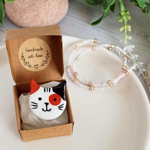 Spilla gatto, spilla fatta a mano in argilla con gatto di tre colori, regalo unico per amante dei gatti. Handmade cat pin.