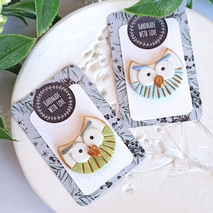 Spille con gufo in argilla – mini pin dipinta a mano, regalo unico per chi ama i gufi. Hand Painted Owl Brooch .
