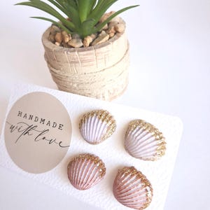 Set di orecchini a forma di conchiglia, orecchini fatti a mano in porcellana fredda. Shell earrings.
