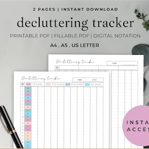 Op de afbeelding: Een printbare decluttering-tracker in PDF-formaat. De tracker heeft twee pagina's, één voor het bijhouden van de decluttering-tijd en de andere voor het bijhouden van de voortgang gedurende het jaar. De tracker is ontworpen om u te helpen uw leven te vereenvoudigen en uw decluttering-voortgang bij te houden.