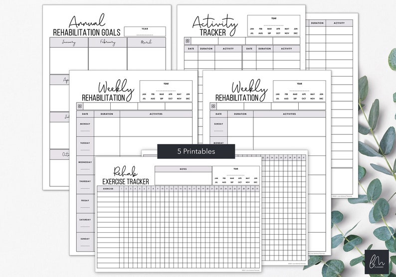 Puede incluir: Un conjunto de cinco planificadores de rehabilitaci&oacute;n imprimibles. Los planificadores incluyen un seguimiento de objetivos anuales, un seguimiento de actividades y horarios semanales de rehabilitaci&oacute;n. Tambi&eacute;n se incluye el Rehab Exercise Tracker. El texto "5 Printables" es visible.