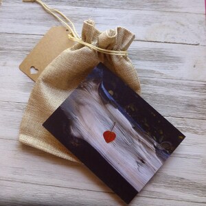 Juego de 3 tarjetas postales/notas planas sin pliegues con temática de hojas otoñales en forma de corazón y 3 sobres. Viene con una linda bolsa de regalo de arpillera y etiqueta para colgar.