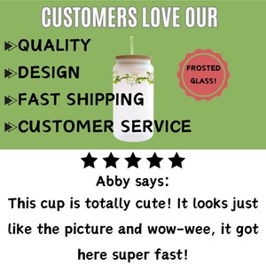 Pu&ograve; includere: Una recensione di un cliente per un bicchiere in vetro smerigliato con un design floreale. La recensione dice: "Questa tazza &egrave; totalmente carina! Sembra esattamente come nella foto e wow, &egrave; arrivata super veloce!"
