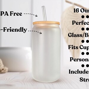 Pu&ograve; includere: Un bicchiere di vetro smerigliato con coperchio e cannuccia in bamb&ugrave;. Il bicchiere ha una capacit&agrave; di 473 ml e si adatta a un porta bicchieri. &Egrave; privo di BPA ed ecologico. Il testo sull'immagine recita: "16 Ounces", "Regalo perfetto", "Vetro/Bamb&ugrave;", "Si adatta al porta bicchieri", "Personalizzato", "Include coperchio e cannuccia".