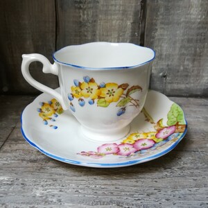 Vintage Royal Albert Teacup and Saucer: Hand-Painted Floral China, 1920s bild 5