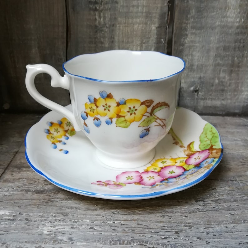 Vintage Royal Albert Teacup and Saucer: Hand-Painted Floral China, 1920s bild 5