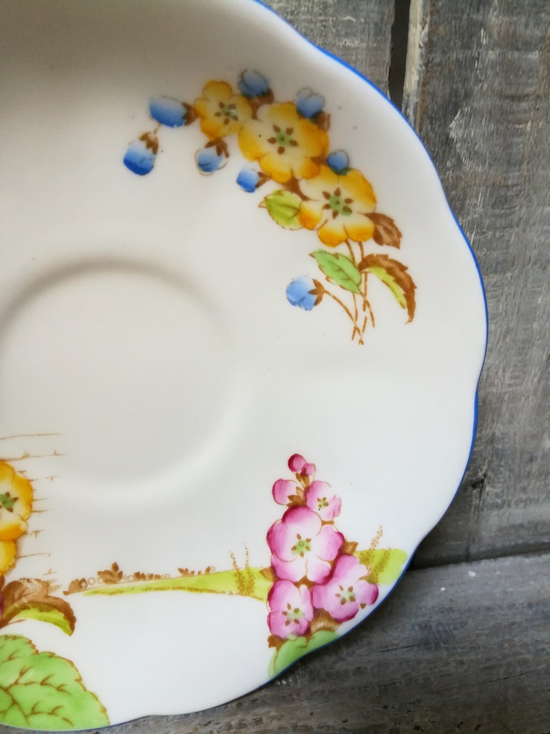 Vintage Royal Albert Teacup and Saucer: Hand-Painted Floral China, 1920s bild 9