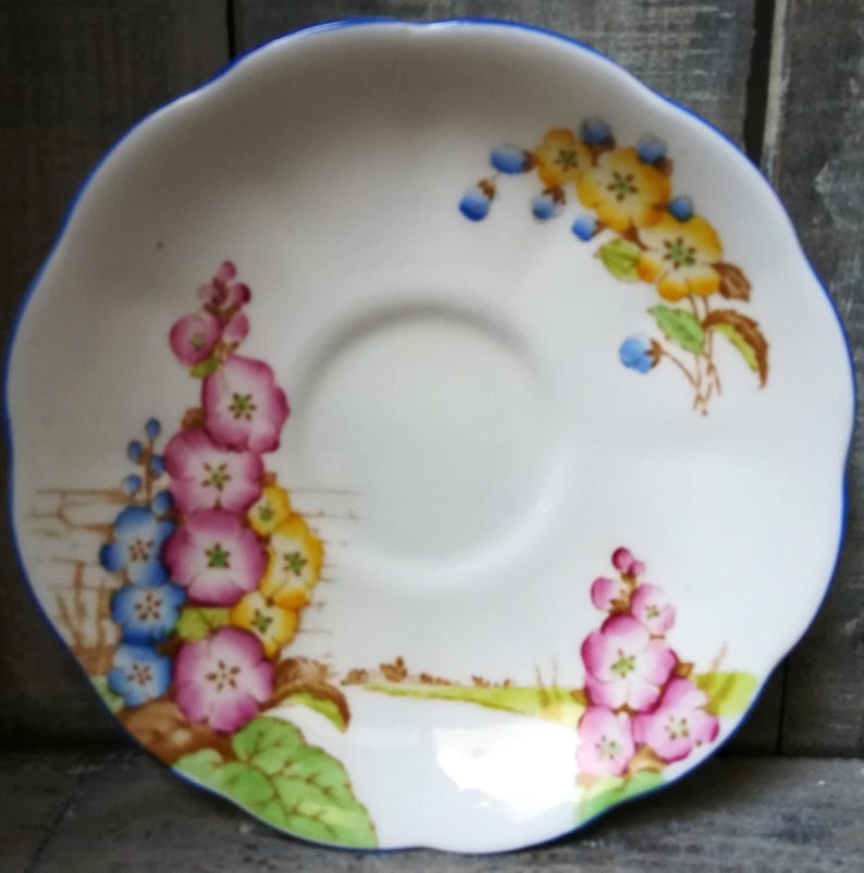 Vintage Royal Albert Teacup and Saucer: Hand-Painted Floral China, 1920s bild 7