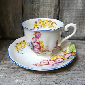 Vintage Royal Albert Teacup and Saucer: Hand-Painted Floral China, 1920s bild 1