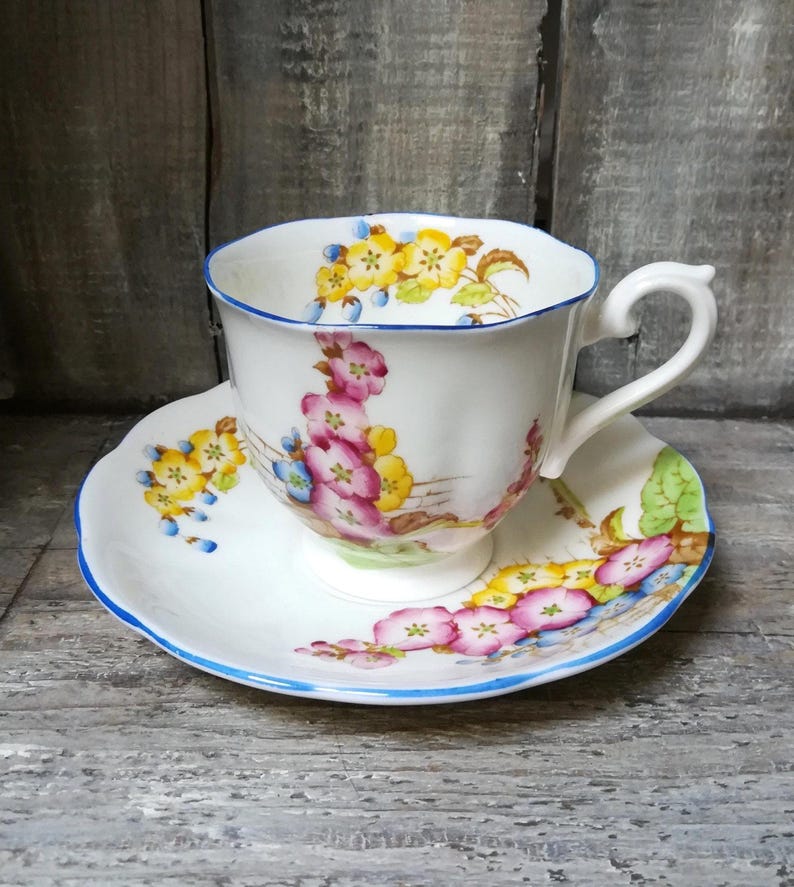 Vintage Royal Albert Teacup and Saucer: Hand-Painted Floral China, 1920s bild 1