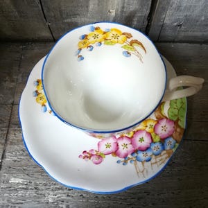 Vintage Royal Albert Teacup and Saucer: Hand-Painted Floral China, 1920s bild 4