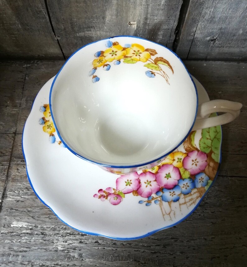 Vintage Royal Albert Teacup and Saucer: Hand-Painted Floral China, 1920s bild 4