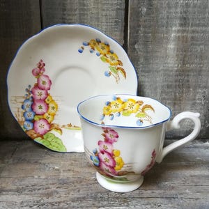 Vintage Royal Albert Teacup and Saucer: Hand-Painted Floral China, 1920s bild 2