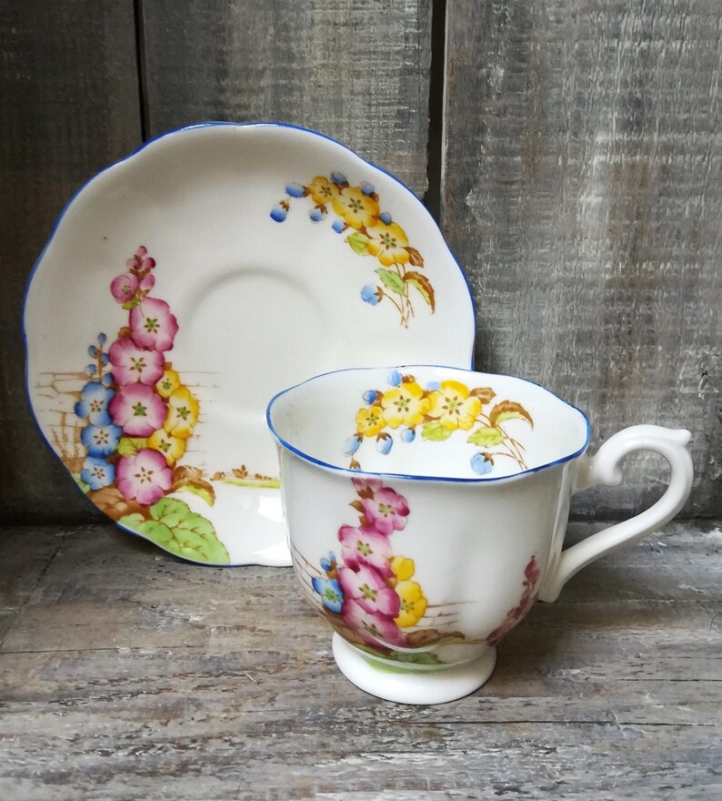 Vintage Royal Albert Teacup and Saucer: Hand-Painted Floral China, 1920s bild 2