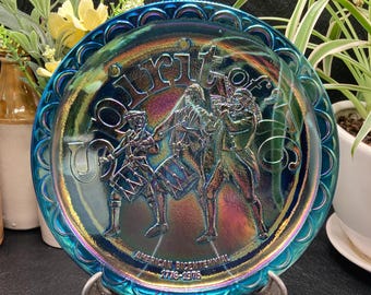 Assiettes en verre Indiana Glass Carnival commémorant le bicentenaire des États-Unis, au choix, bleues ou orange, 1976 - vendues séparément.