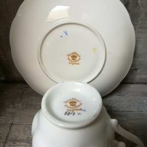 Vintage Royal Albert Teacup and Saucer: Hand-Painted Floral China, 1920s bild 10