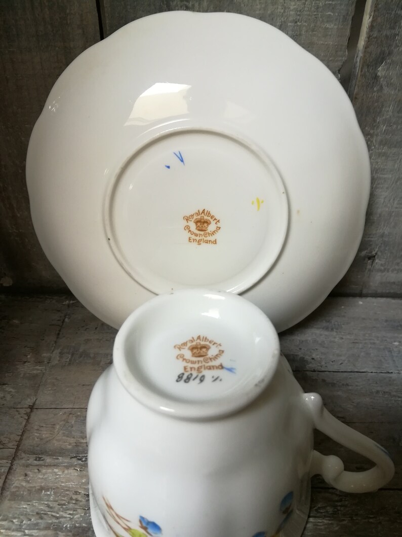 Vintage Royal Albert Teacup and Saucer: Hand-Painted Floral China, 1920s bild 10
