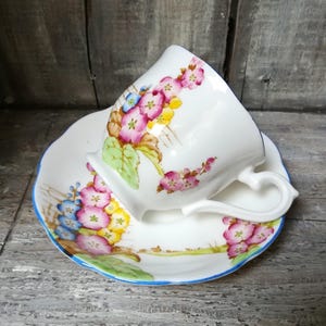 Vintage Royal Albert Teacup and Saucer: Hand-Painted Floral China, 1920s bild 3