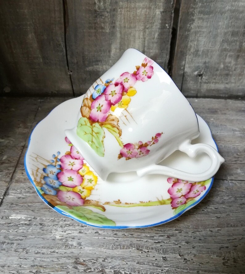 Vintage Royal Albert Teacup and Saucer: Hand-Painted Floral China, 1920s bild 3
