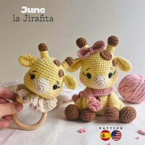 Puede incluir: Dos jirafas de ganchillo en amarillo y marrón. Una es un sonajero con anillo de madera y cuello con volantes. La otra es una jirafa sentada con bufanda rosa y lazo rosa en la cabeza. El texto dice: June la Jirafita y PATTERN.