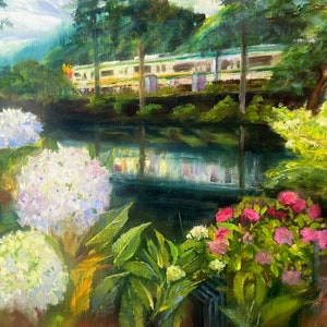 以下が含まれることがあります： 背景に電車のある池を描いた絵画。池は緑豊かな植物と、白と紫の紫陽花やピンクの花など、カラフルな花に囲まれています。