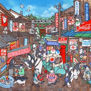 Può includere: Un'illustrazione stravagante di una scena di strada giapponese popolata da pinguini. L'opera presenta negozi con insegne giapponesi, lanterne e una cassetta postale rossa. I pinguini sono raffigurati mentre fanno shopping e si godono l'atmosfera. La tavolozza dei colori include blu, rosso e marrone.