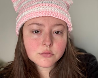 Rosa gestreifte gehäkelte Katzenohren Mütze, gehäkelte Kitty Ohrmütze - süßes handgefertigtes Accessoire