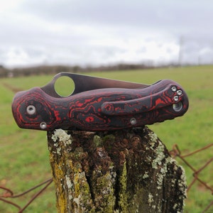 Almofadas de fluxo de lava vermelha Spyderco Paramilitary 2 fatcarbon + CLIP + BACKSPACER (sem faca)