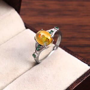 Natürlicher Opal Cabochon Ring mit Smaragd Akzenten - 925 Sterling Silber Edelstein Ring - Oktober Geburtsstein Schmuck - Handgemachter Geschenkring