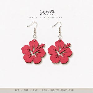Może przedstawiać: Para kolczyków w kształcie czerwonego kwiatu hibiskusa ze srebrnymi metalowymi haczykami i ogniwami łańcuszka. Tekst SCM DESIGN MADE FOR SOMEONE jest widoczny u góry, a tekst SVG PDF DXF EPS DIGITAL DOWNLOAD jest widoczny u dołu.