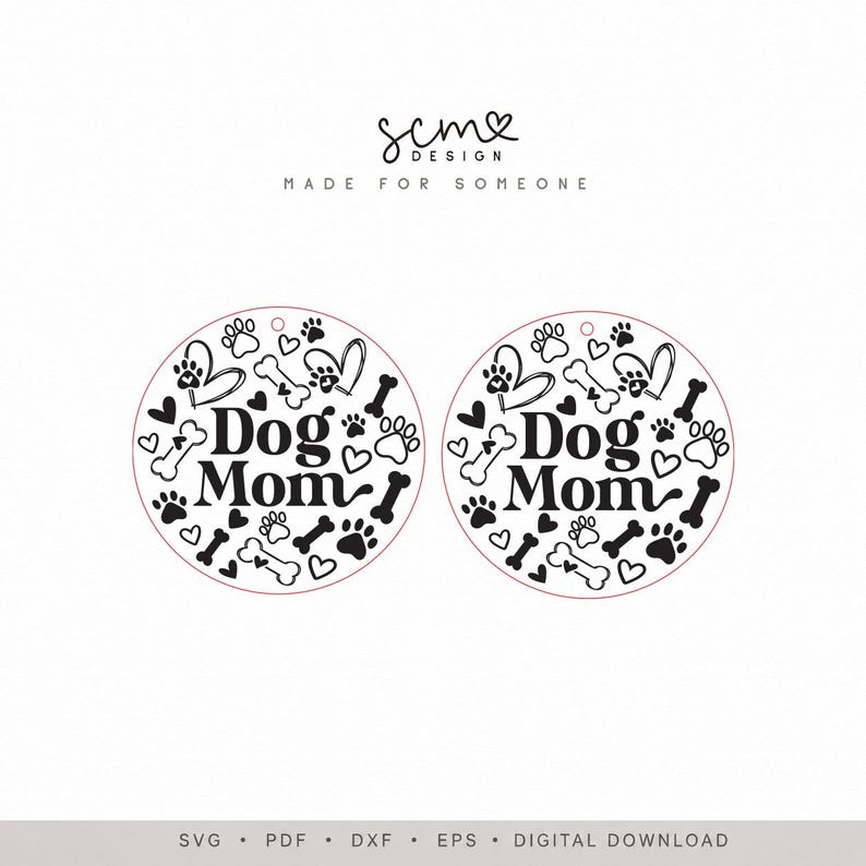K&ouml;nnte beinhalten: Zwei identische kreisf&ouml;rmige Designs mit dem schwarzen Text Dog Mom in der Mitte, umgeben von einem Muster aus schwarzen Pfotenabdr&uuml;cken, Herzen und Knochen auf wei&szlig;em Grund. Oben steht der Text scm DESIGN MADE FOR SOMEONE.